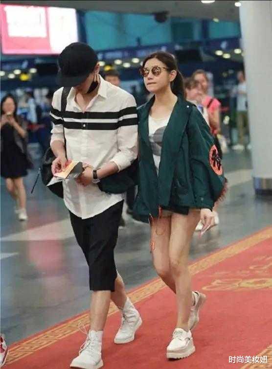 陈妍希|陈妍希陈晓合体走机场，陈妍希全程依靠老公春风满面，太恩爱了