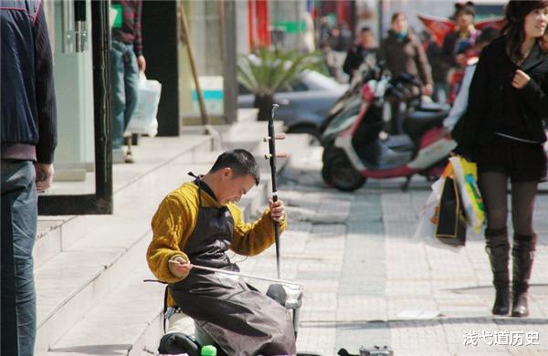 伍子胥|蹲在马路边：用粉笔写字“借钱”的女学生，她们是何人？