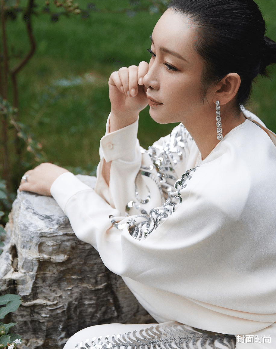 秦海璐|秦海璐的优雅都是长裙给的，私服礼服都高级，娇嫩是宠出来的