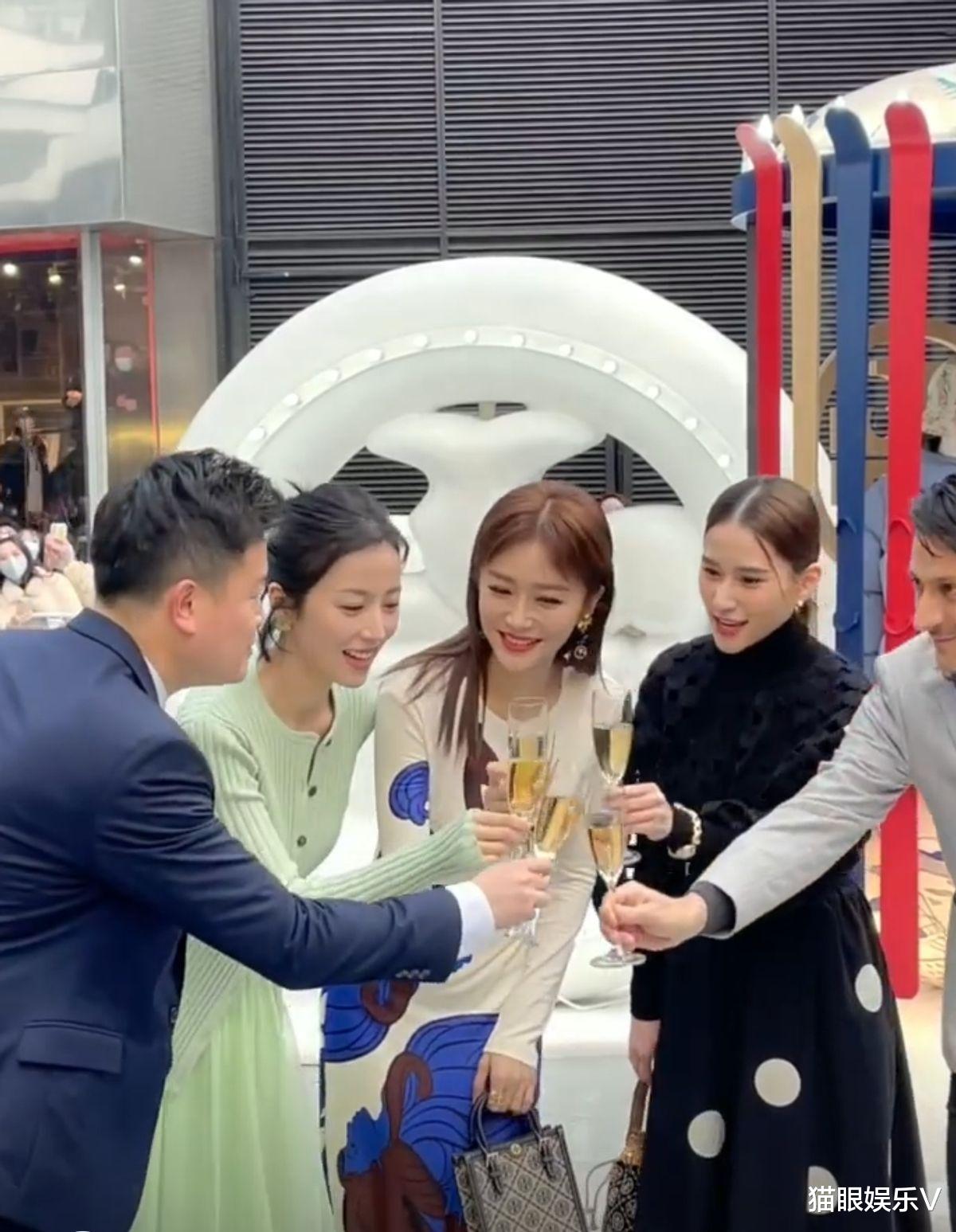 秦岚|何超莲周雨彤同框比美,脸上都是胶原蛋白,秦岚年龄最大身材最好