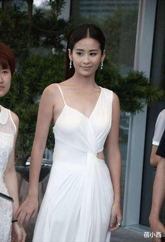 蓓小西|169的颖儿又美出圈了，穿白色吊带裙真漂亮，90斤身材真让人嫉妒