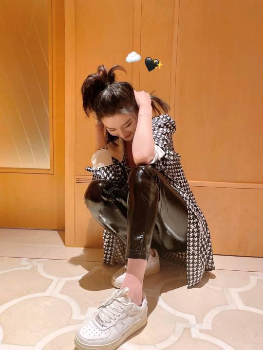 发型|宋祖儿竟然也穿起了“墨汁裤”，格子风衣高马尾，又酷又飒又高级