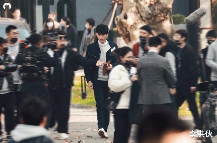 肖战|选秀产业下的代拍经济，肖战一张照片卖8万，为了钱代拍也会拼命