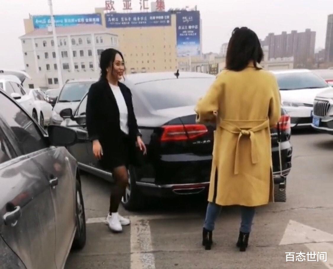 百态世间 长春两车抢车位，奔驰女司机朋友“硬核”助力，徒手推挡大众倒车