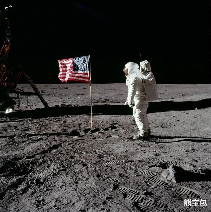 登月 月球升起五星红旗，让美国登月再遭质疑，为何美国国旗迎风飘扬？