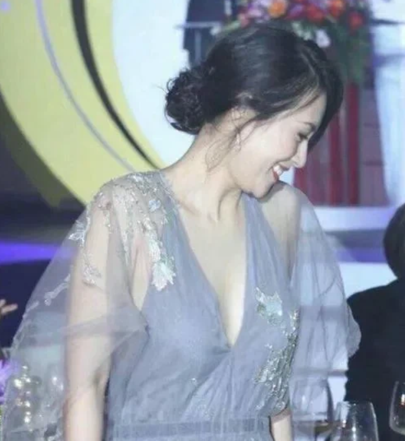 奔跑吧兄弟|一次章子怡和葛优有一场亲热戏，章子怡穿着肚兜，演员要趴在章子怡身上