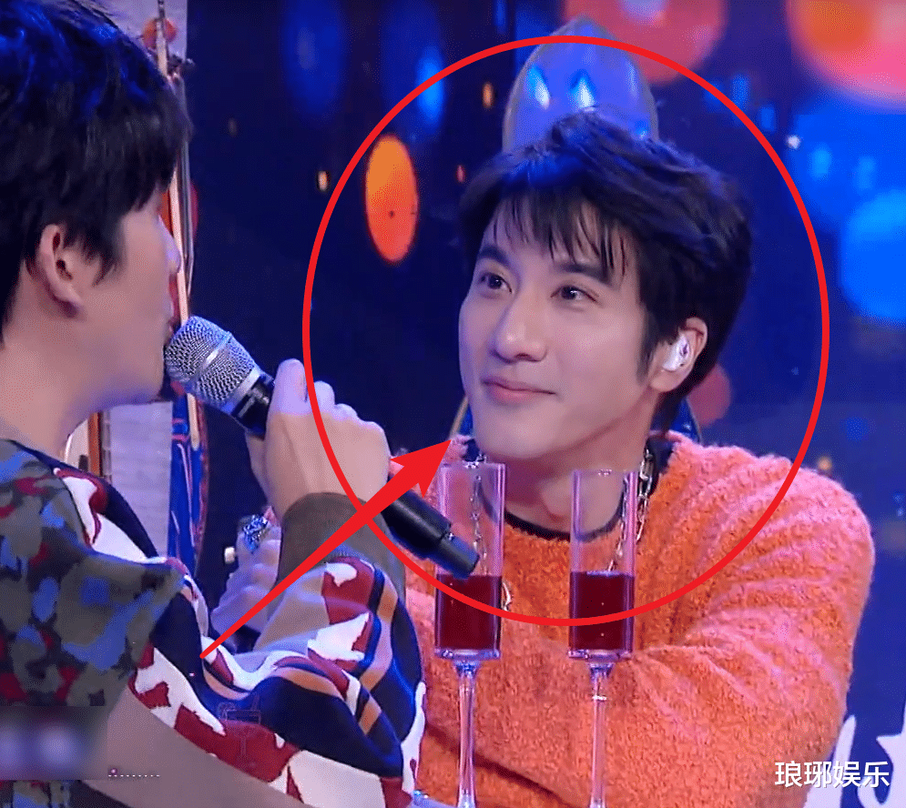 王力宏|44岁王力宏和王一博同框，镜头展现真实颜值，这确定有21岁的差距？