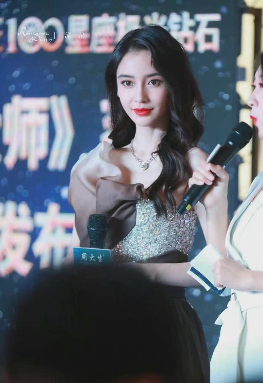 淘鱼时尚 baby带小海绵游迪士尼,穿黑色LO裙小蛮腰抢镜,和儿子同框像姐弟