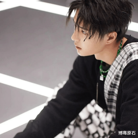 博骞原石 王一博戴起“老奶奶饰品”的翡翠项链竟然如此惊艳?金属和翡翠的碰撞让你化身“弄潮儿”!