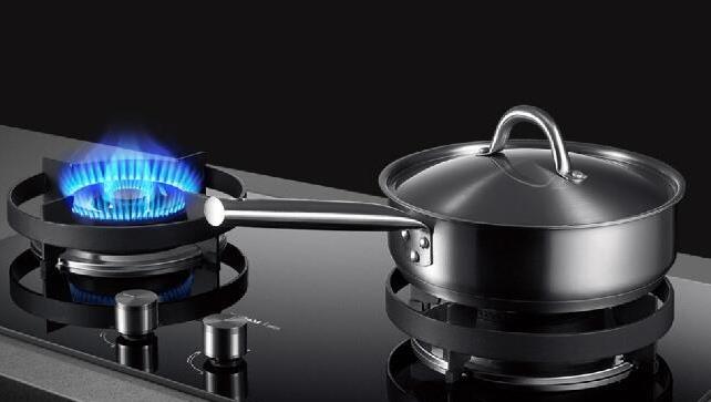 燃气灶的左边不能炒菜，是真的吗？为什么？怎选择燃气灶？