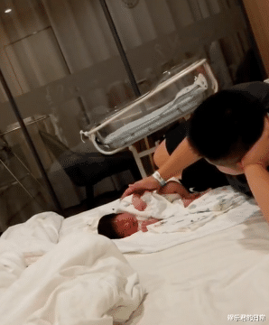 王小利|王小利孙子曝近照，头发浓密越长越漂亮，虎头虎脑继承爸妈好基因