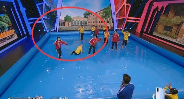 关晓彤|关晓彤趴包贝尔身上，谁注意她腿咋放？网友：一看就是有男友的人