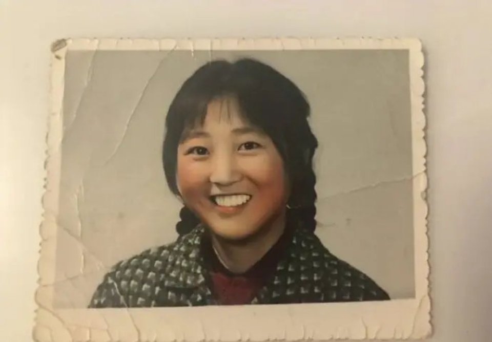 贾玲|襄阳阿姨晒贾玲妈妈年轻时的照片，李焕英真好看，笑起来好甜