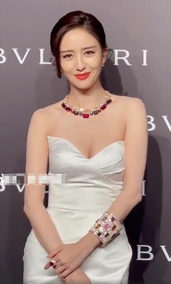 佟丽娅|单身之后，佟丽娅的风格大变，曾经优雅时尚的她，首次尝试低领口性感装