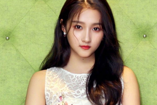 关晓彤|关晓彤深夜街头喝酒，穿着暴露不忘自嗨，网友：跟鹿晗各玩各的？