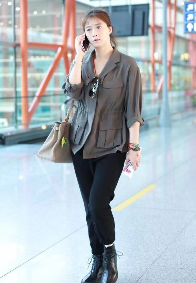 潮帮先生 蒋欣诠释了“微胖美”,宽松穿搭遮不住高级气场,骨子里透着自信