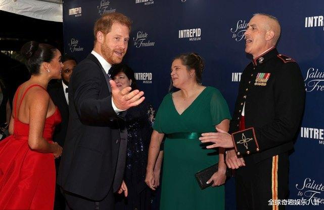 哈里王子|凯特输了！哈里王子、梅根出席晚宴，红色礼服大露胸背惊艳全场