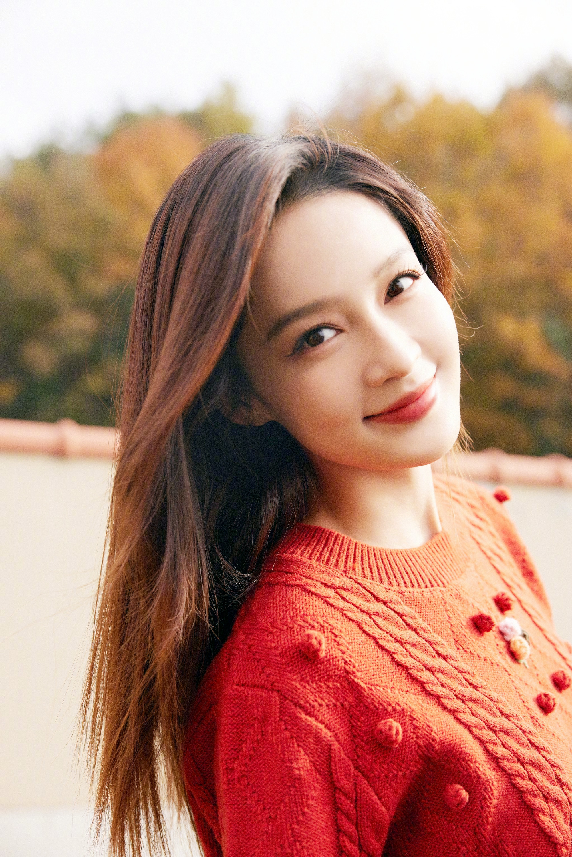 斛珠夫人|冬季演员李沁穿搭红色毛衣笑容甜美，气质清新淡雅阳光下的美照