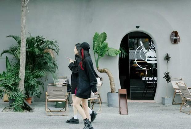 杨幂|杨幂在北京逛街被网友偶遇，红色挑染刘海时尚俏皮，少女感十足