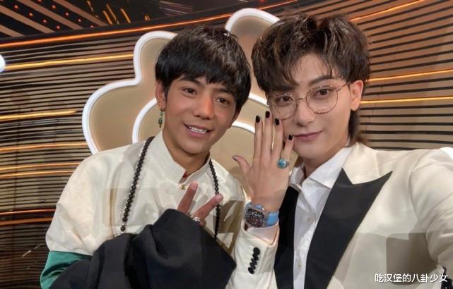 明星|丁真开始飘了？被各大明星求合照表情淡定，并不在意抽烟负面影响