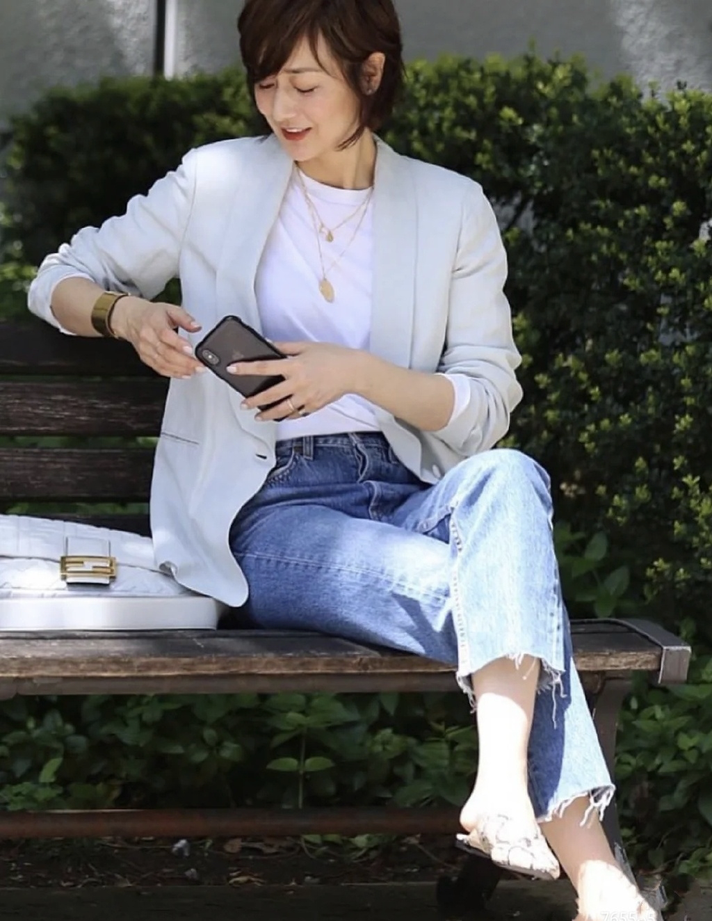 闲鱼有话说|有钱难买气质！60岁女人想要穿得“优雅又高级”，配色才是关键