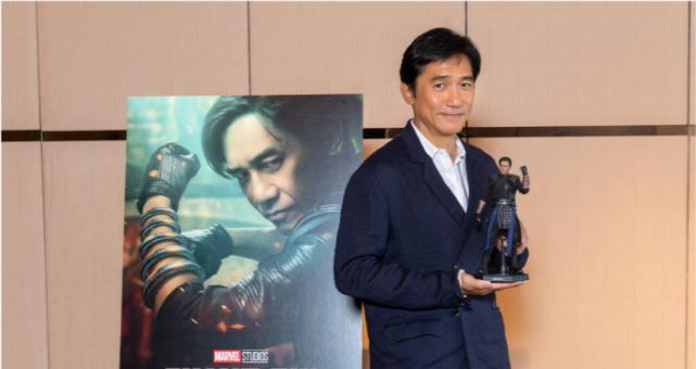 辛晶晶说|女博主晒与梁朝伟合影自称被梁朝伟壁咚：明显喝多了，还说了胡话