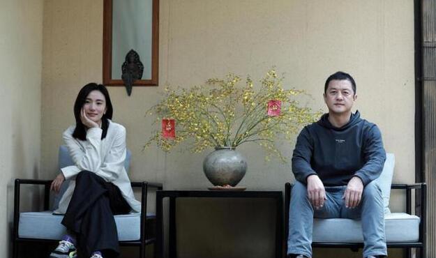 育妈计|宣布女儿“退休”后，李亚鹏罕见与李嫣同框，放下身段对女儿撒娇