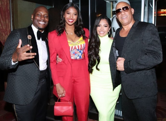 |39岁瓦妮莎为女儿撑场！紧身长裙从头遮到脚，依然吸睛，太美了