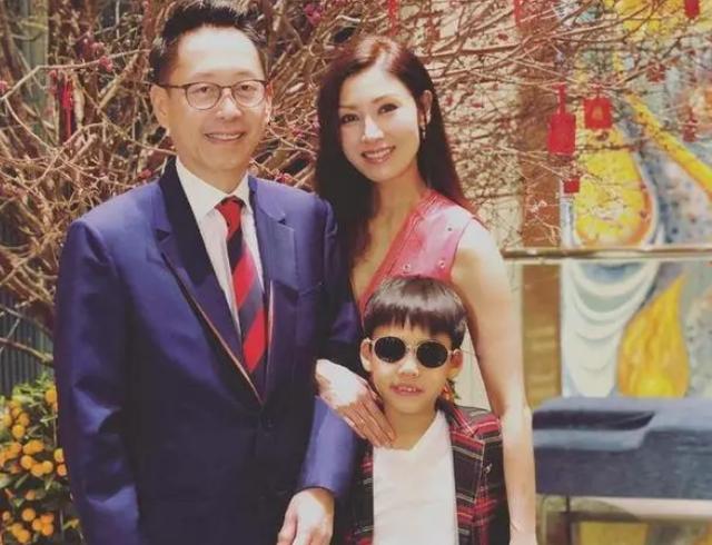 李嘉欣|李嘉欣穿“蕾丝透视裤”，带儿子从容逛街：宝妈穿着暴露孩子病态