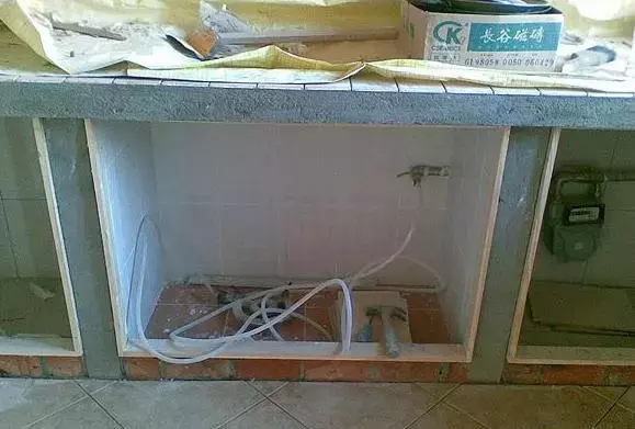 请师傅砌了个瓷砖橱柜,省钱又耐用,邻居们都很羡慕!