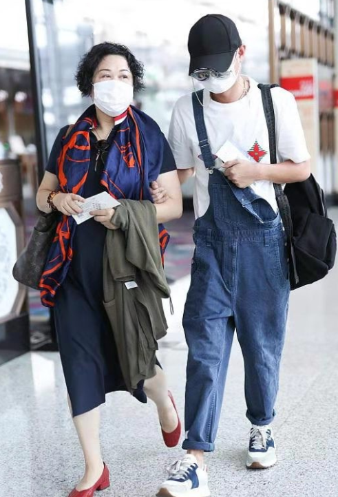 美人哒 文章离婚后越来越放飞!穿背带裤似叛逆少年,六旬老妈打扮更时髦