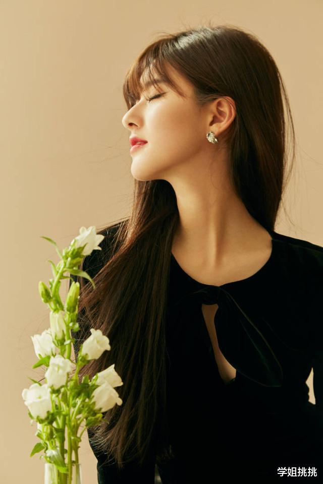 刘海|赵露思剪了刘海更有味道,小黑裙宛若名伶,侧脸五官很优越