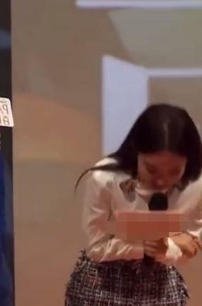 赵丽颖|赵丽颖出席活动，浓妆艳抹女王范儿十足，下一秒她的举动太扎心！