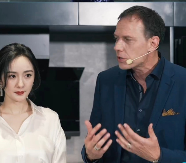 天生丽质|杨幂现身直播间，穿高开叉连衣裙，丝带马尾造型生图美成仙女下凡