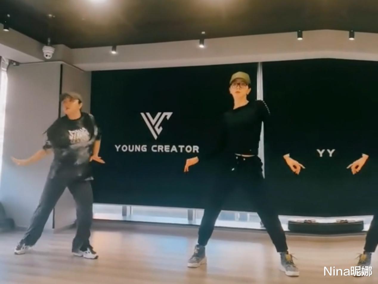 |央视女主持李思思罕见秀舞姿，穿紧身衣跳舞不划水，成熟曲线抢镜