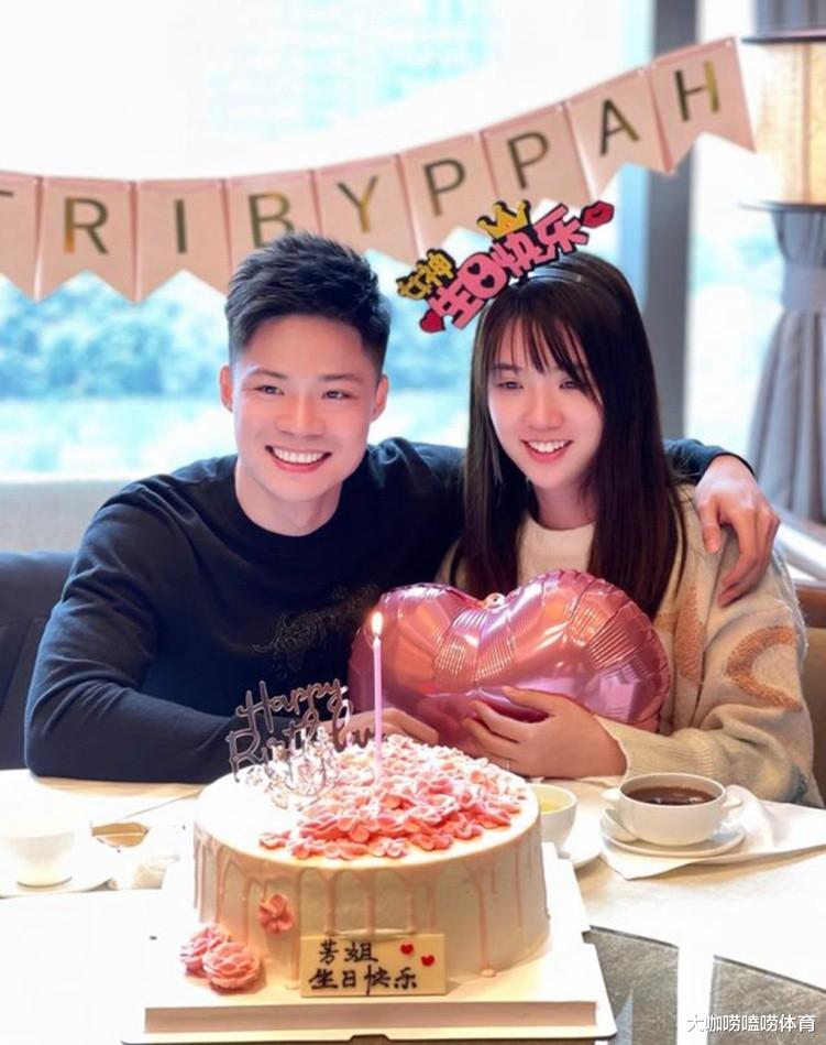 林艳芳|苏炳添为爱妻庆生！妻子罕见现身犹如妙龄少女，被苏神拥入怀中