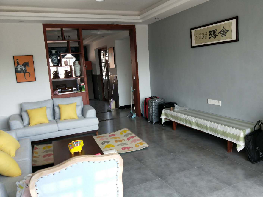 130平硬装30万，看上去却仅值5万，装修让我难以忘记，客厅太奇怪