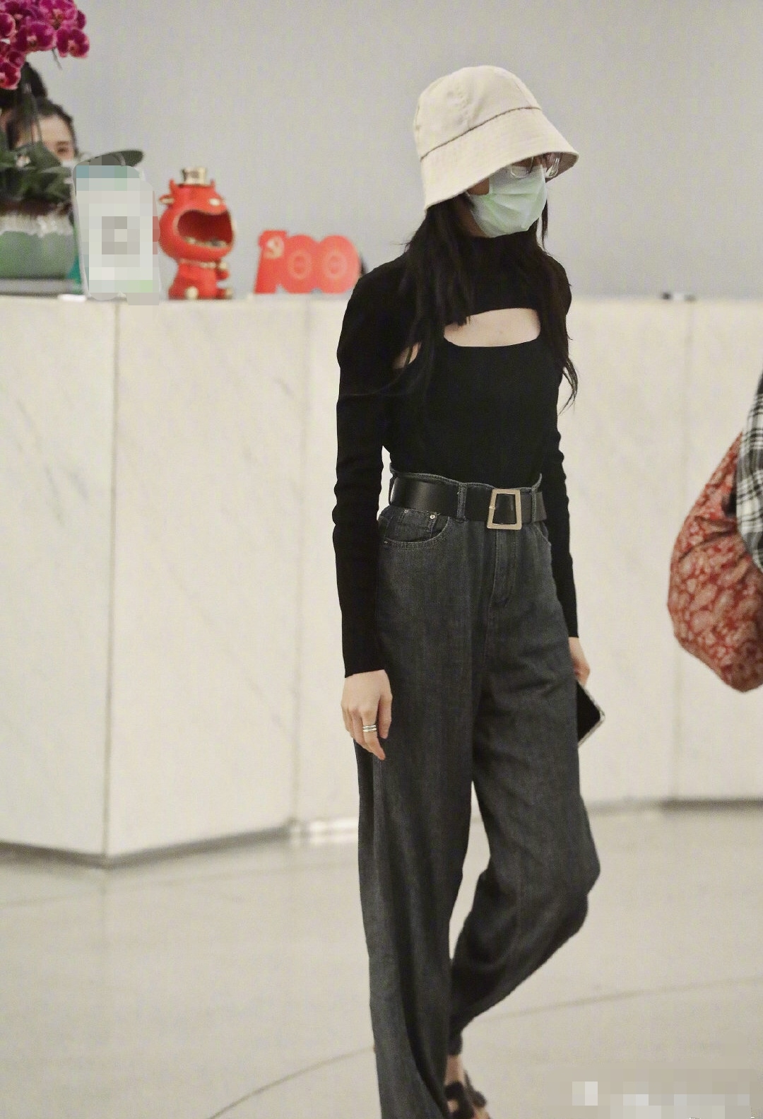 时尚课|迪丽热巴现身机场，穿镂空衣配阔腿裤，腕线过裆引好评