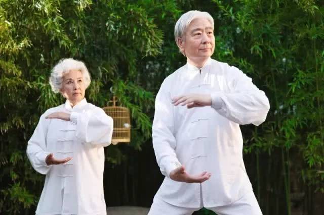 金兰中医学社|骨质疏松“祸首”被找到，烟酒排末尾，榜首若你爱吃，骨骼或成“蜂窝”