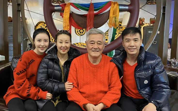 叶倩文|“赵四”关小平女儿辟谣传闻，晒全家与赵本山合照，仍称呼其师爷