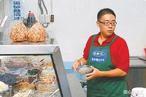 郝劭文|郝劭文的直播间很安静，只有他自己一个人，背景墙很寒酸