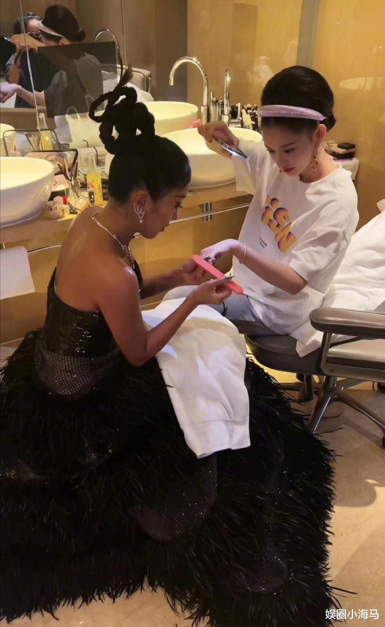 张歆艺|吉克隽逸帮林允做美甲，手臂暴露真实肤色，脱离美白滤镜后是真黑