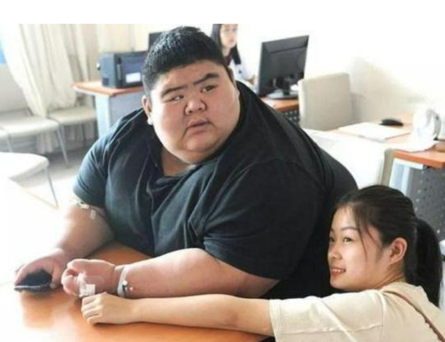 穿衣搭配 他号称中国第一胖！为了爱情一年减掉400斤，现状却让人羡慕