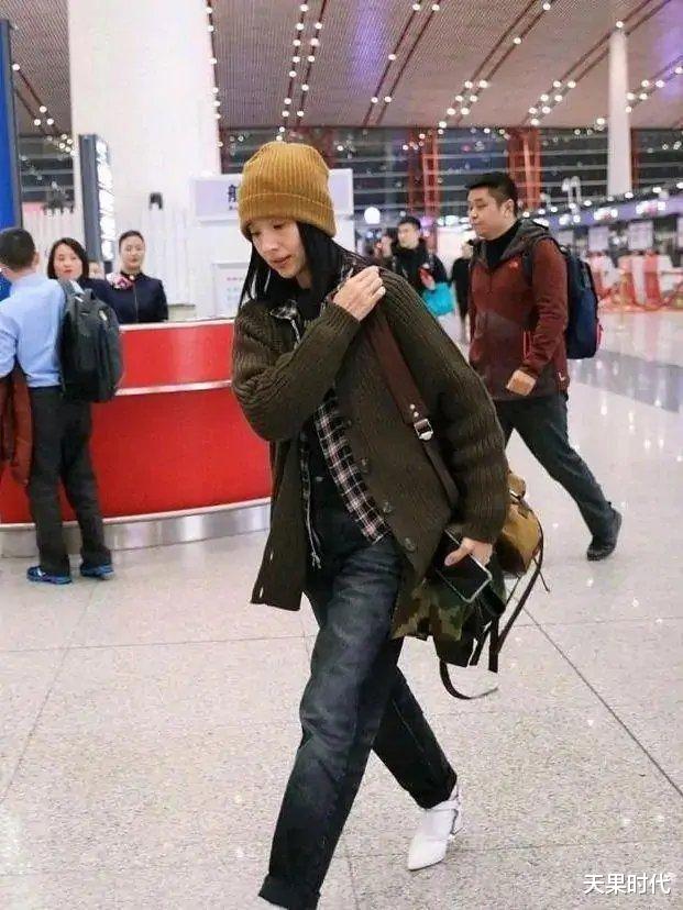 天果时代 董洁穿衣真低调，针织衫配卫衣简单舒适，清纯气质演绎“冷清秋”