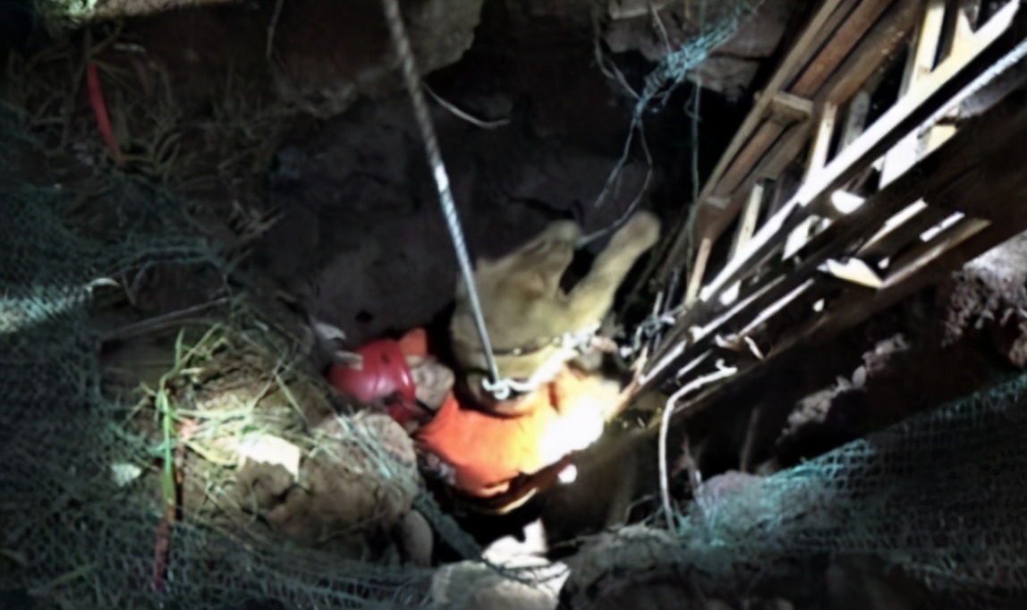 社会热点传播正能量 女子深夜遛狗突然消失，男友外省报警呼叫，消防员在3米深沟找到女子