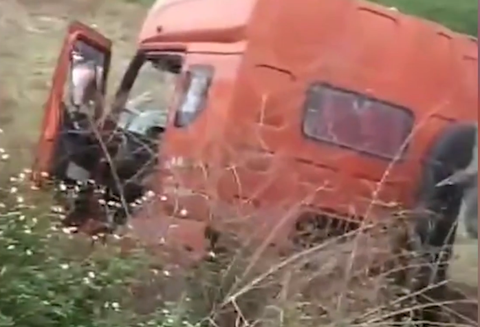 焰冰聊生活 突发！广东一校车与货车惨烈相撞，有学生倒地不起，伤亡情况不明