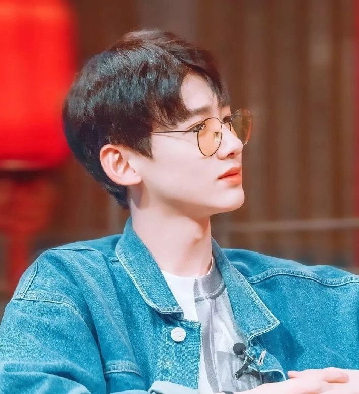 白敬亭|5位“眼镜杀”男星，白敬亭尽显书生气质，易烊千玺撩到你了吗？