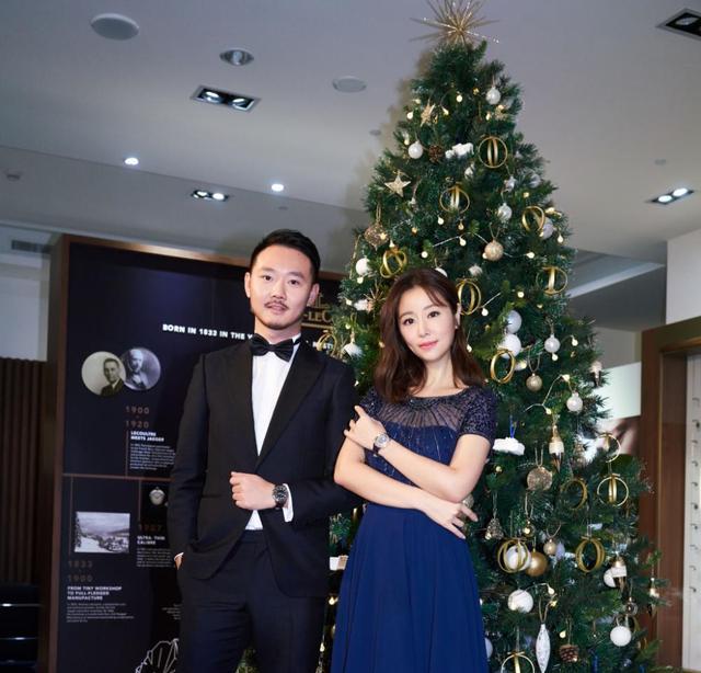 发型|辣妈林心如春晚造型太美了，换新发型走机场减龄又时尚，年轻