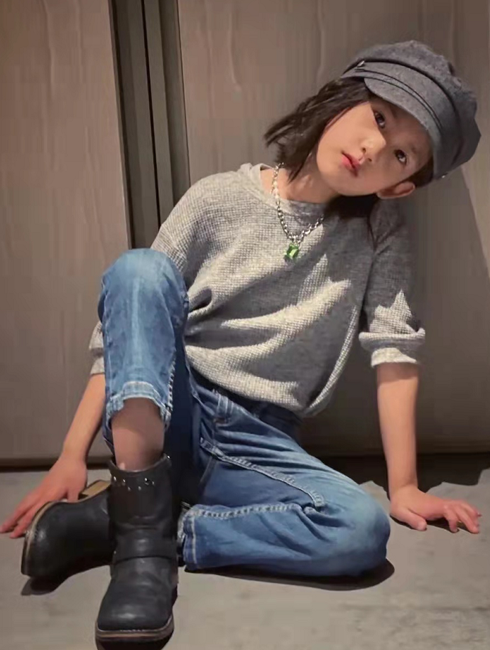 潘金莲|黄磊7岁小女儿颜值青出于蓝！戴邮差帽灵气逼人，比多多苦相脸美
