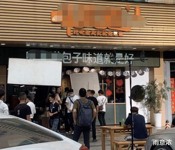 关晓彤|关晓彤素颜在包子店拍戏！皮肤白嫩十指纤长，一桌豆腐榨菜太抢镜